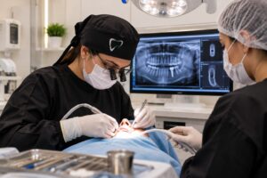Cirurgia de implante dentário com equipe odontológica